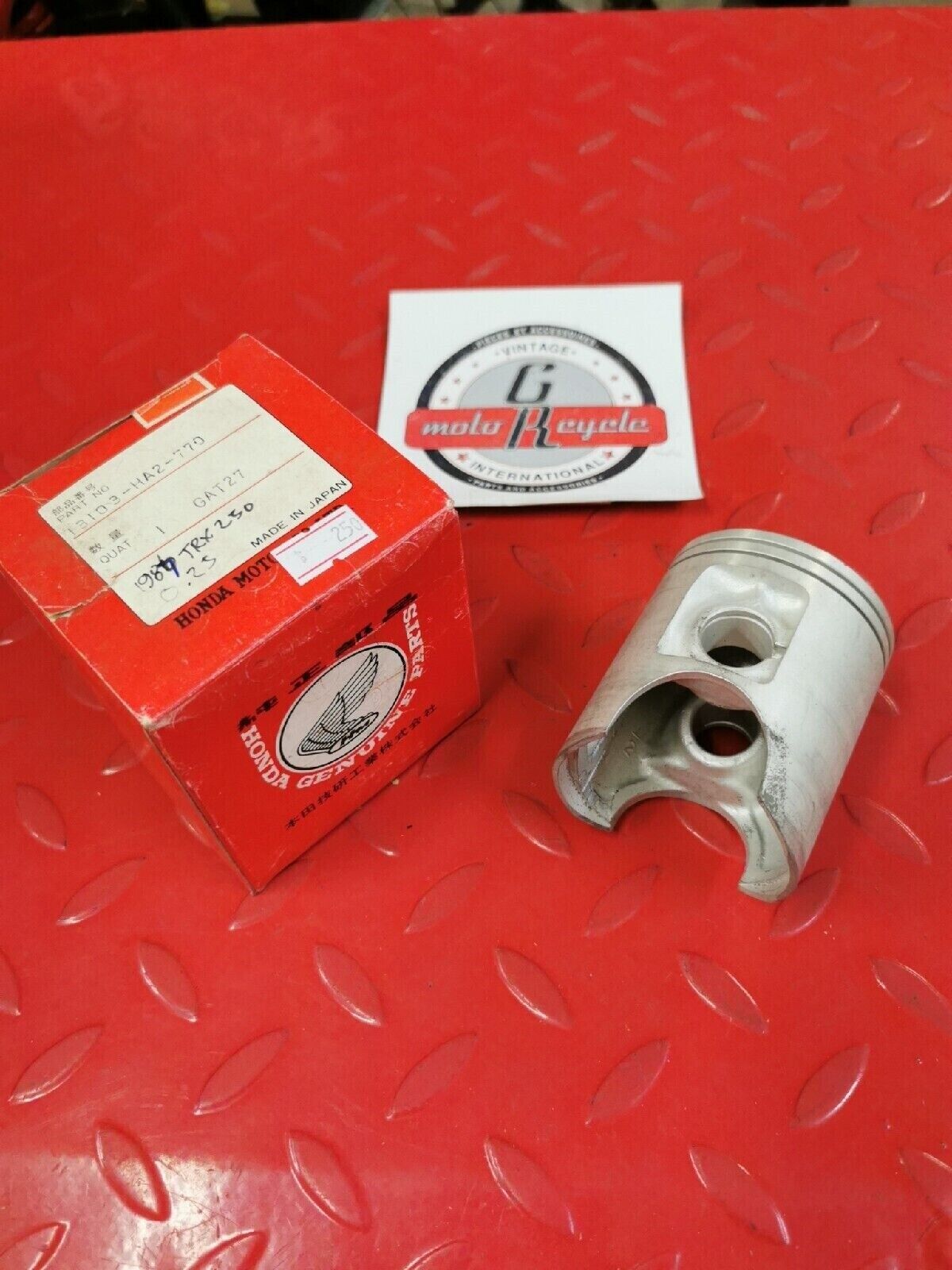 NOS HONDA TRX250R 1987  PISTON  OVER SIZE 0.25 13103-HA2-770  H40