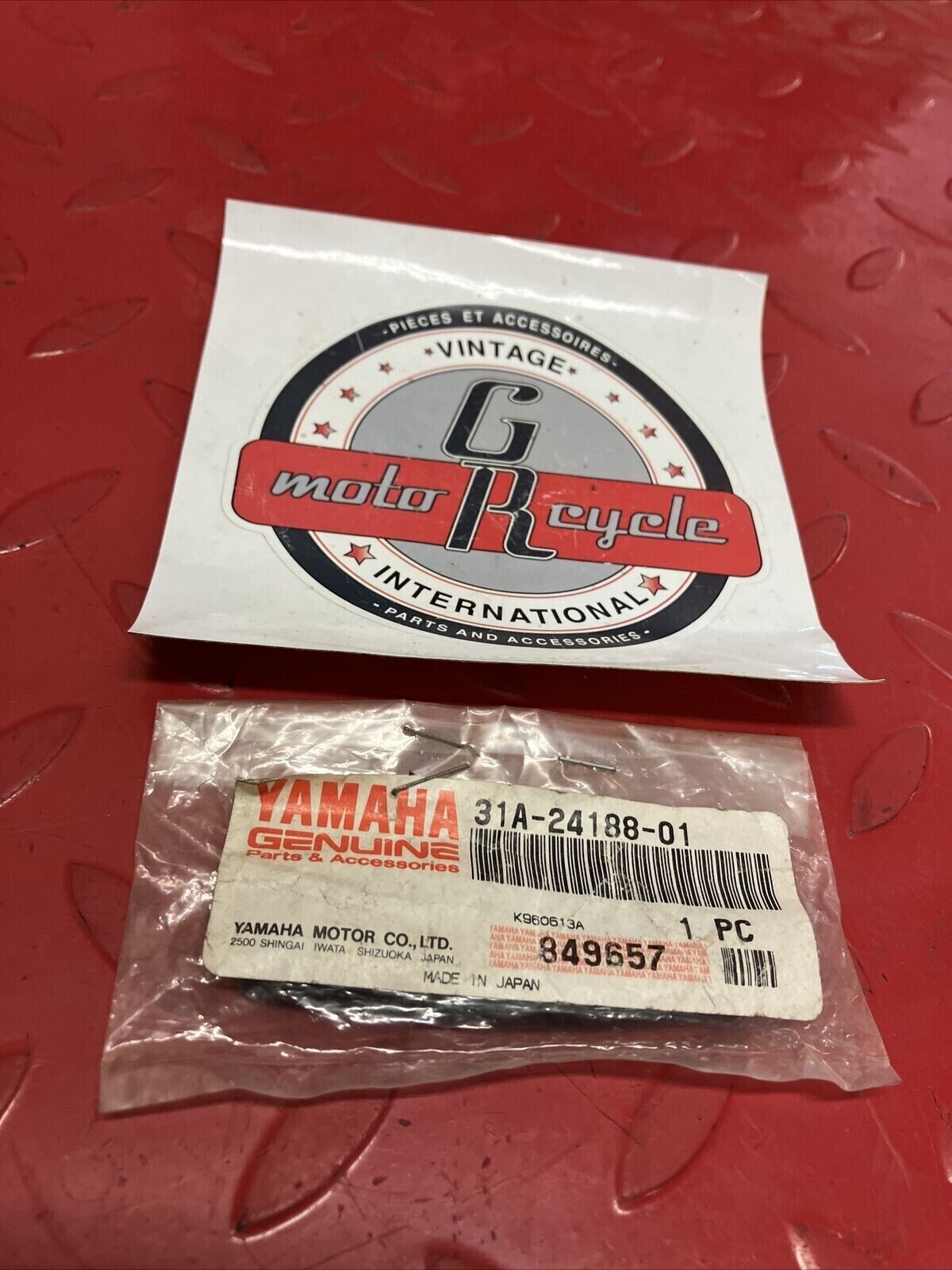 NOS YAMAHA FUEL TANK MOLDING 31A-24188-01-00 Y62