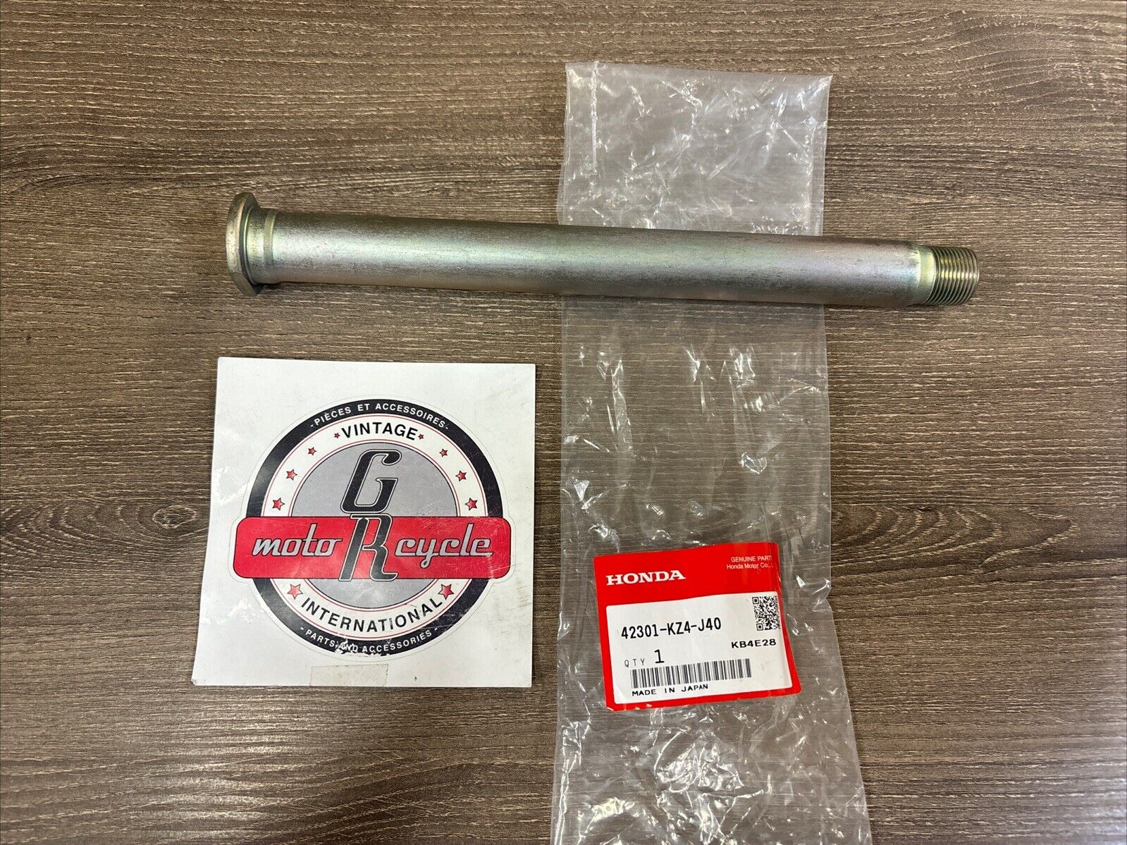 NOS Honda CR125R CR250R CRF250R CRF250X REAR WHEEL AXLE 42301-KZ4-J40 H139