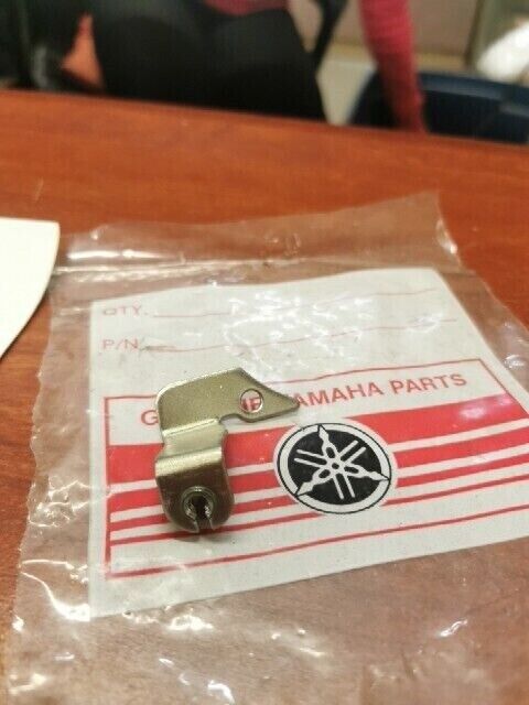 NOS Yamaha RIGHT THROTTLE BRACKET 256-14927-00-00 SUB 341-14927-00-00 Y154