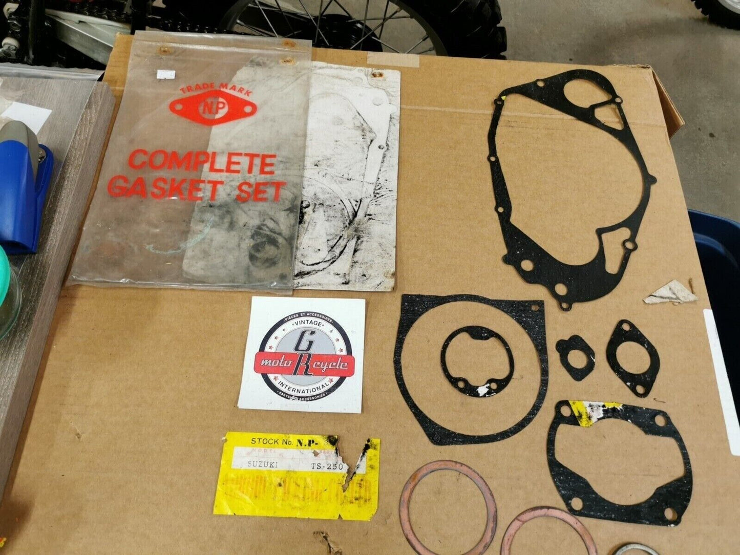 NOS NOBORU SUZUKI TS250 GASKET KIT INCOMPLETE SET J49