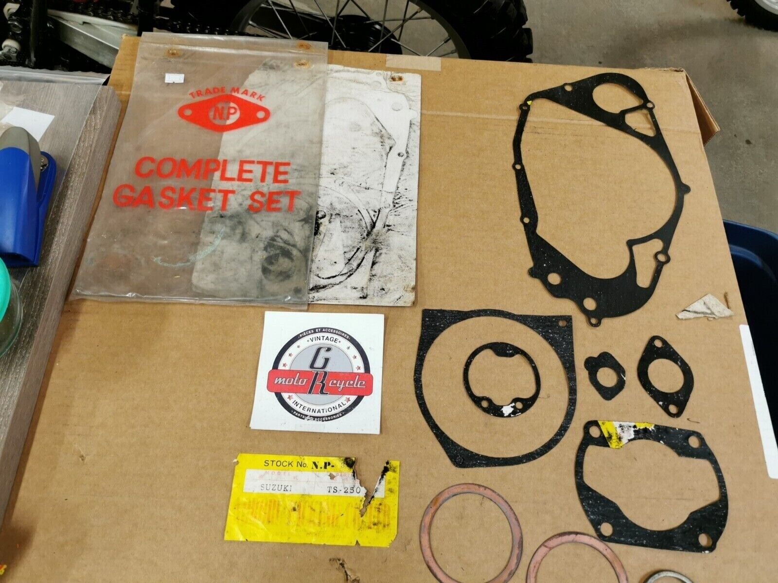 NOS NOBORU SUZUKI TS250 GASKET KIT INCOMPLETE SET J49