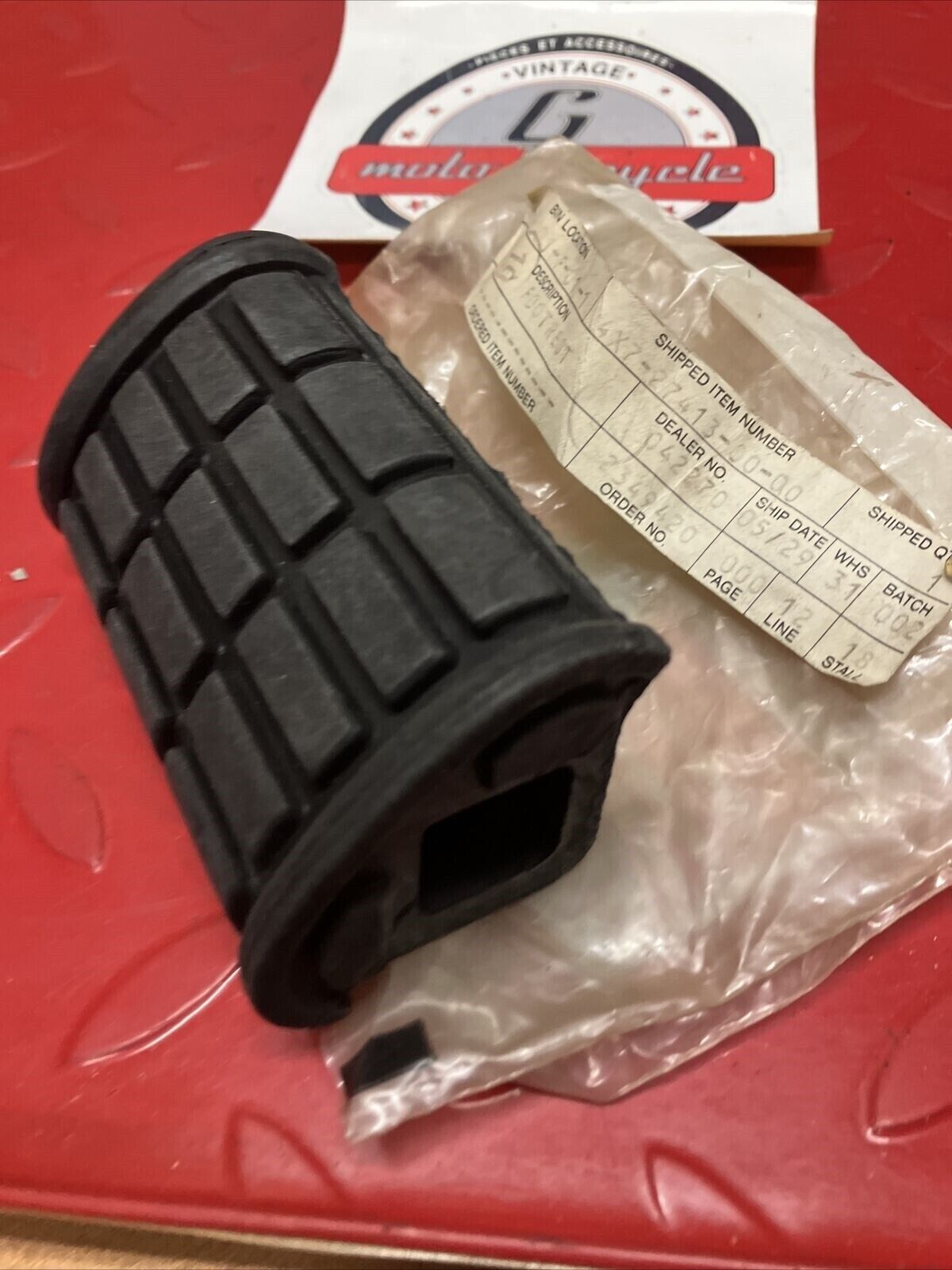 NOS YAMAHA FOOTREST COVER 4X7-27413-00-00 Y65