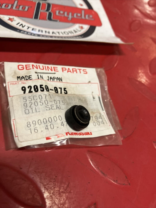 NEW NOS KAWASAKI TACHOMETER CABLE OIL SEAL 92050-075 K17