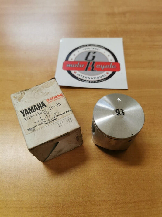 NOS YAMAHA   YZ125 1981  PISTON STD  3N8-11631-10-93 Y45