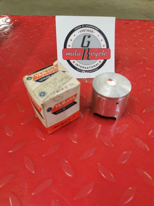 NOS YAMAHA    MX125 1974  1975   PISTON 4 O/S 1.00     401-11638-00-00 Y50