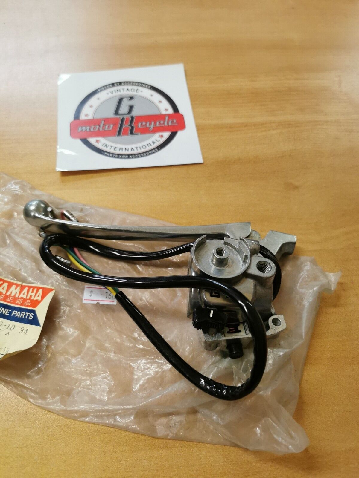 NOS YAMAHA LEVER HOLDER ASSEMBLY (L.H.) Superseded by 137-82710-11-94 Y38