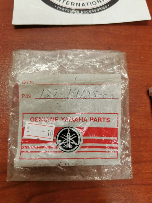 NOS Yamaha BODY FITTING SCREW 127-14125-00 Y69