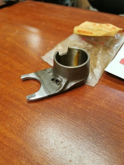NOS Honda XL250 XL350 K0 K1 CENTER GEARSHIFT FORK 24213-329-000 H75