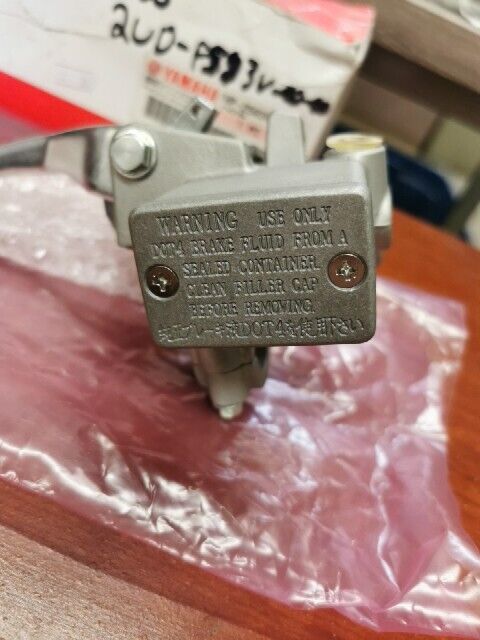 NOS Yamaha YFM700 REAR MASTER CYLINDE 1HP-2583V-00-00 SUB 2UD-F583V-00-00 Y105