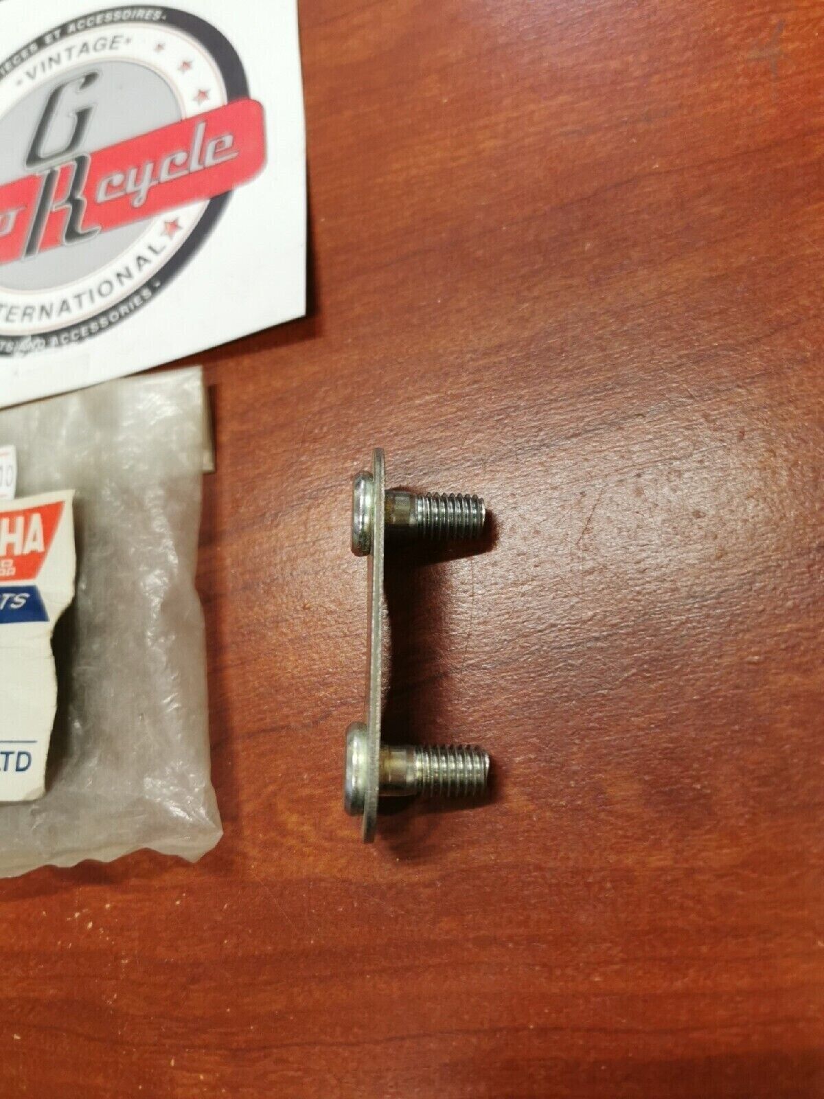 NOS Yamaha XS850 XS750 FRONT LOWER BRACKET 2 2G2-21418-00-00 Y69