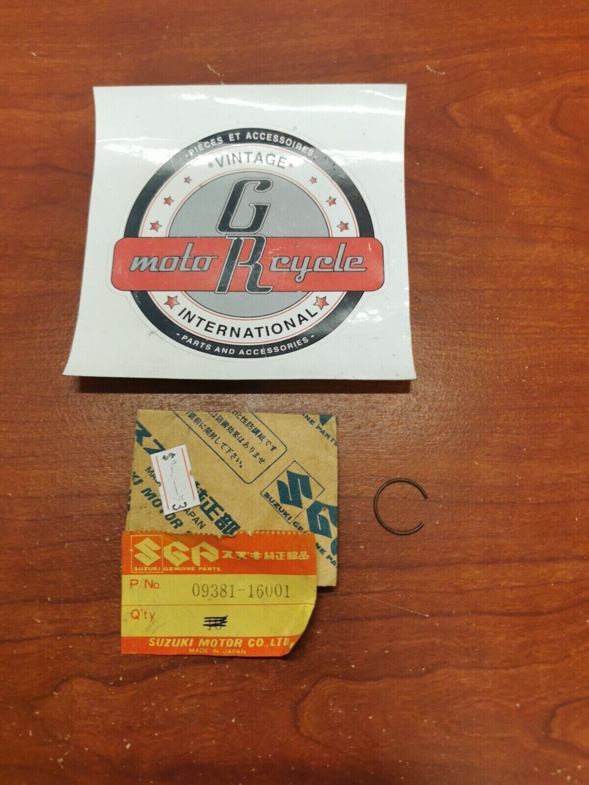 NOS Suzuki PISTON PIN CIRCLIP 09381-16001 S19