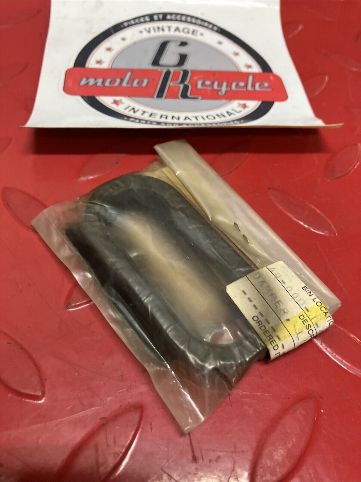 NOS YAMAHA FUEL TANK LOCATING DAMPER 3 4K0-24183-00-00 Y66