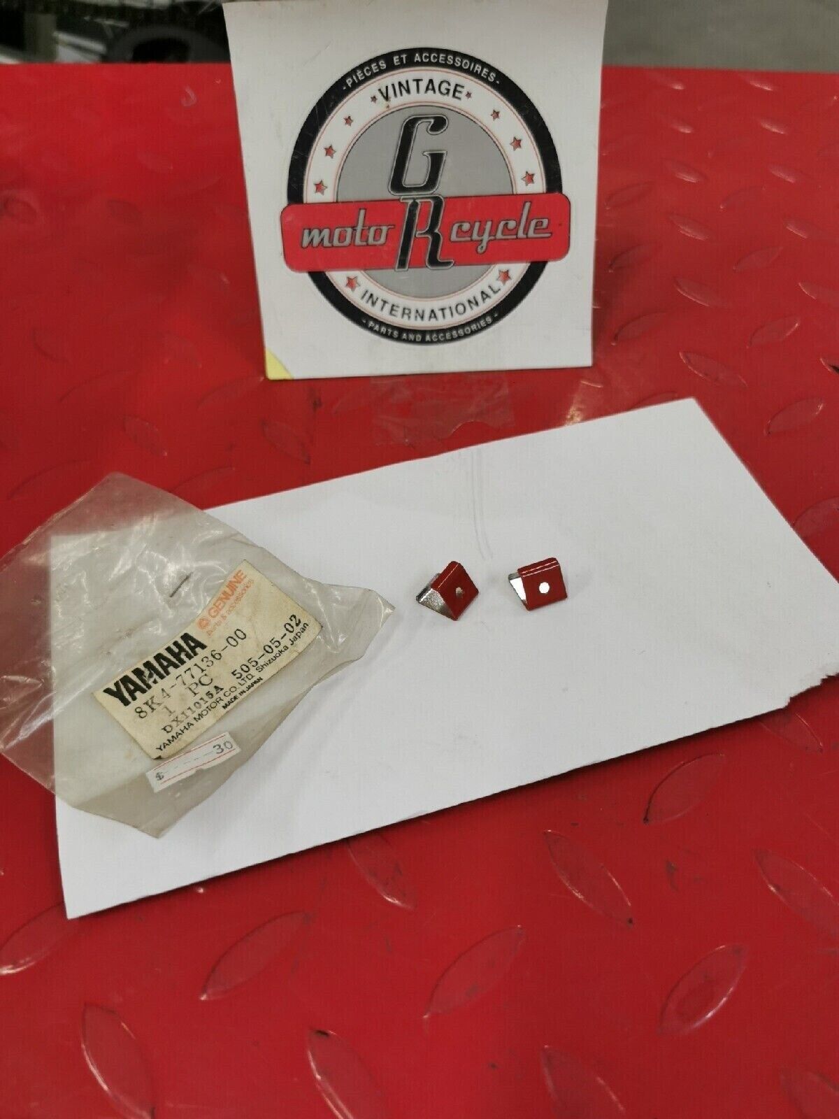 NOS YAMAHA 1980  SS440D  SHROUD  WINDSHIELD QTY2  8K4-77136-00 Y52