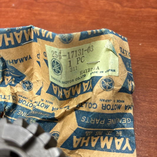 NOS Yamaha TX650 TX750 XS1 3RD PINION GEAR 256-17131-03 SUB 256-17131-02-00 Y172