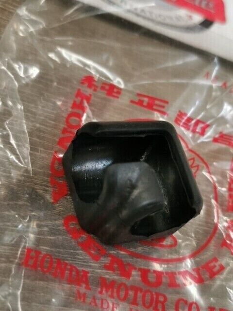 NOS HONDA GL1200A GL1200L GOLDWING  RUBBER TRUNK STAY 84103-MG9-770 H95