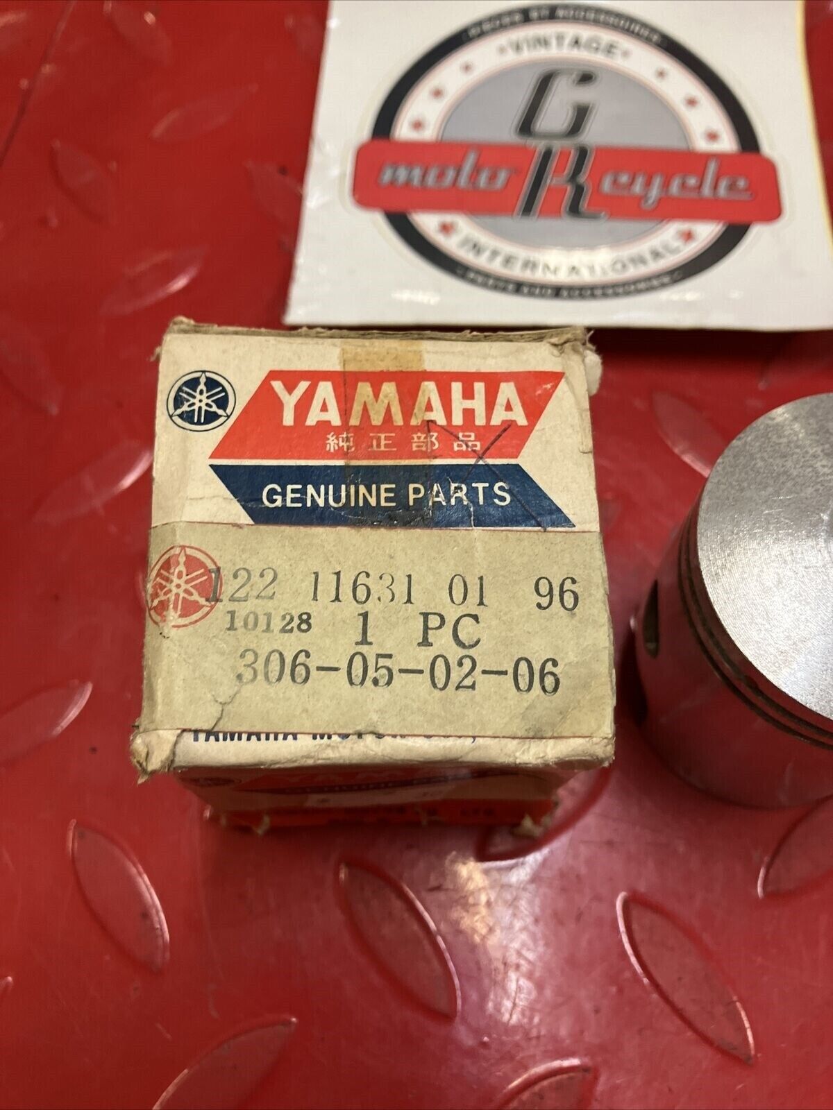 NOS Yamaha YG1 Piston STD 122-11631-01-96 Y34
