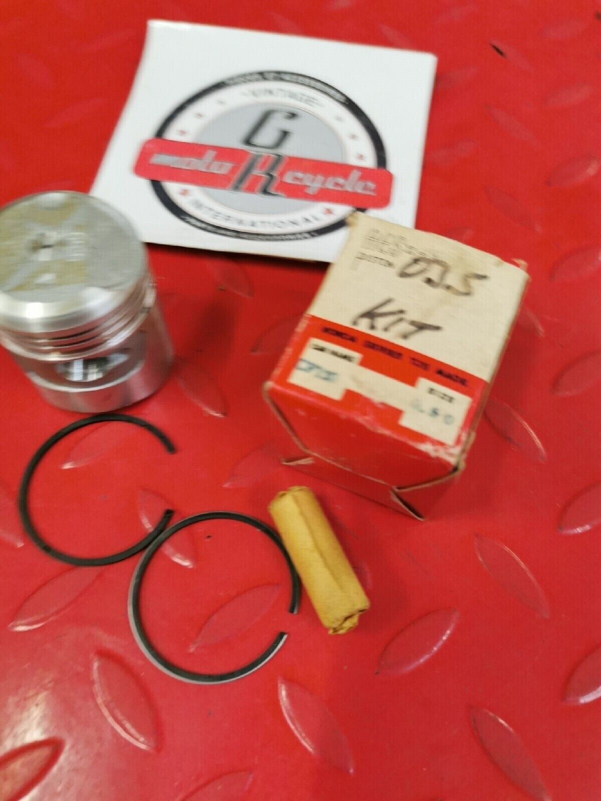 NOS HONDA S65  PISTON OS 0.50 KIT  MISSING OIL RING  13103-035-010 H40