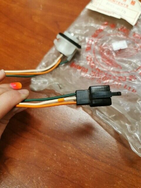 NOS Honda GL500I GL650I GL1100 A I LEFT TURN SIGNAL SOCKET 33455-463-771 H98