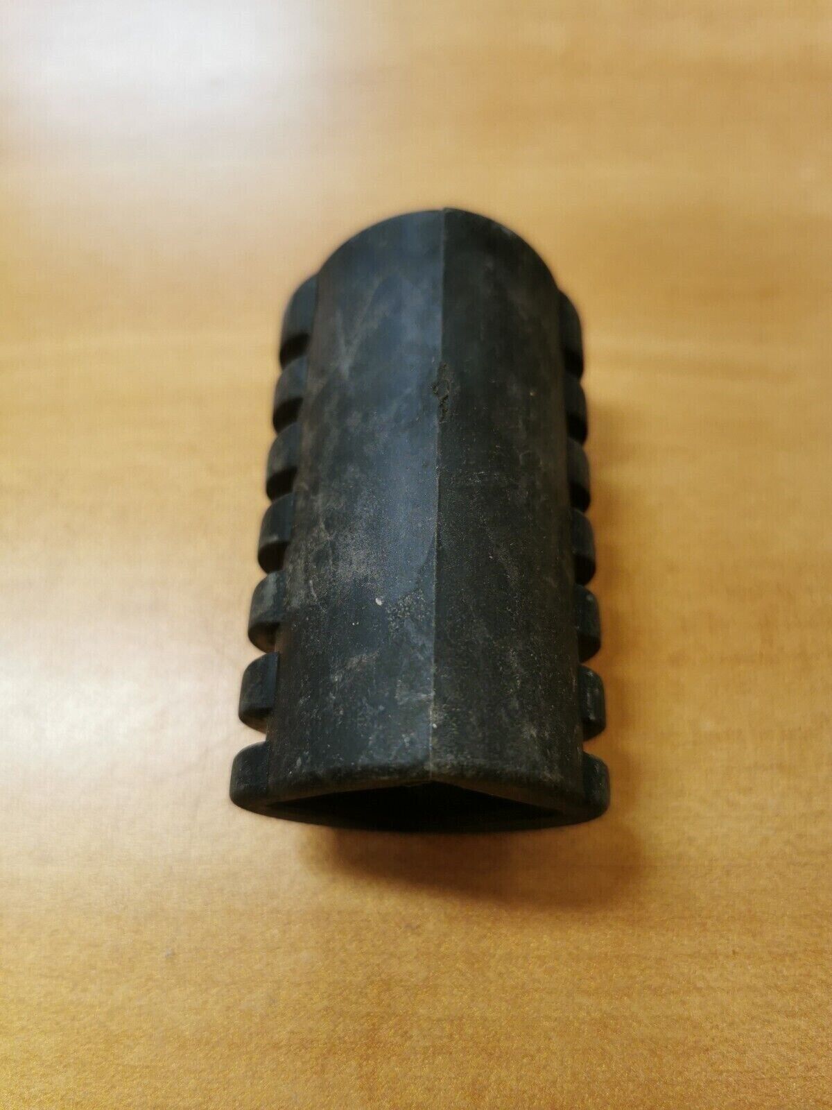 NOS YAMAHA FOOTREST COVER 214-27413-00-00 Y38