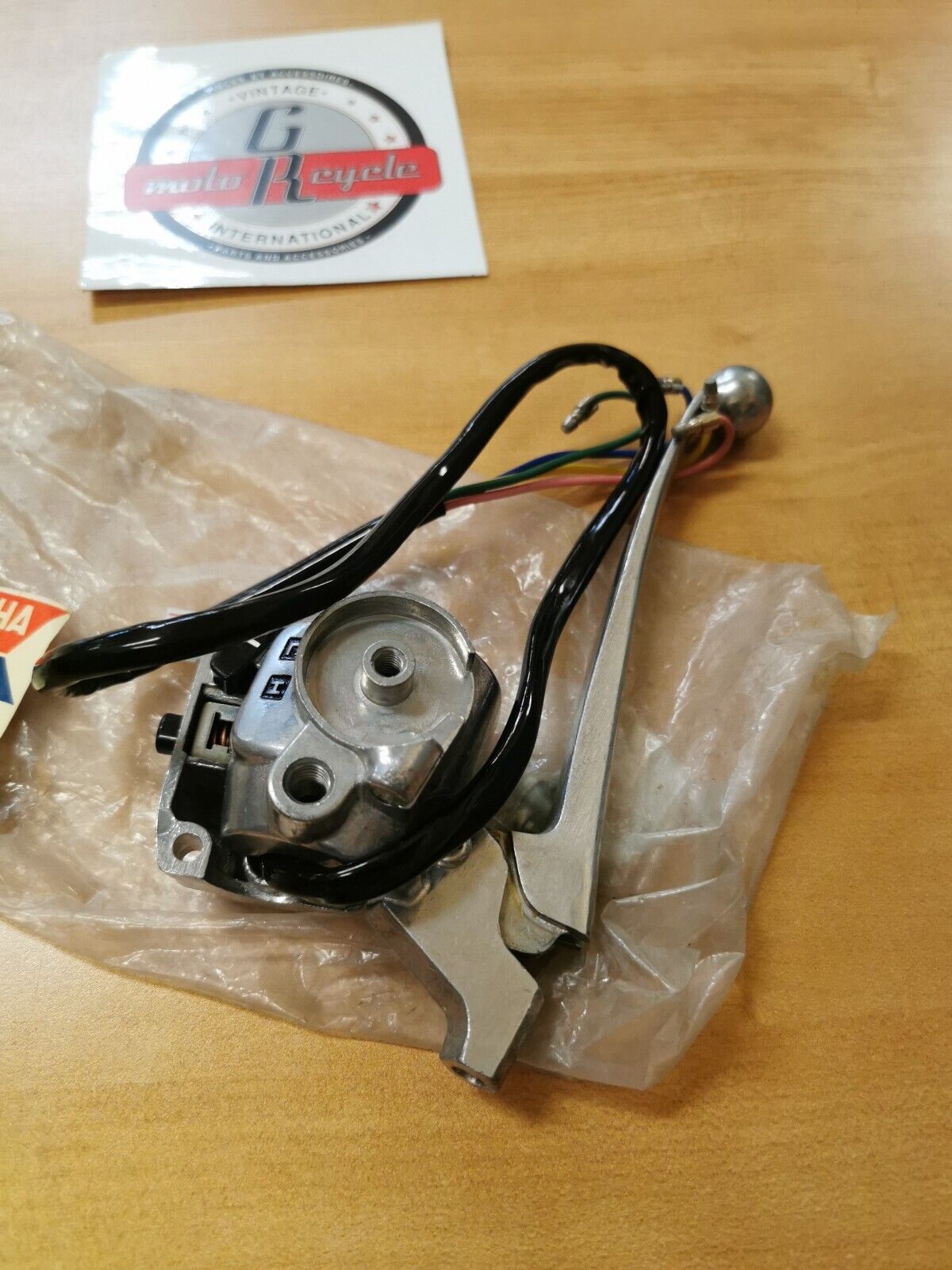 NOS YAMAHA LEVER HOLDER ASSEMBLY (L.H.) Superseded by 137-82710-11-94 Y38