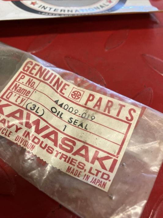 NOS KAWASAKI OIL SEAL 92049-019 SUPERCEDED BY 92049-1049 K11