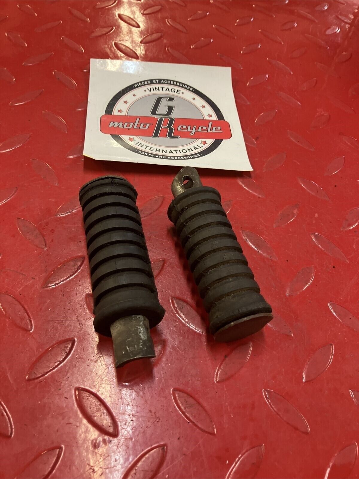 Yamaha RD400 1977 rear footrest footpeg foot peg rest step set 1976