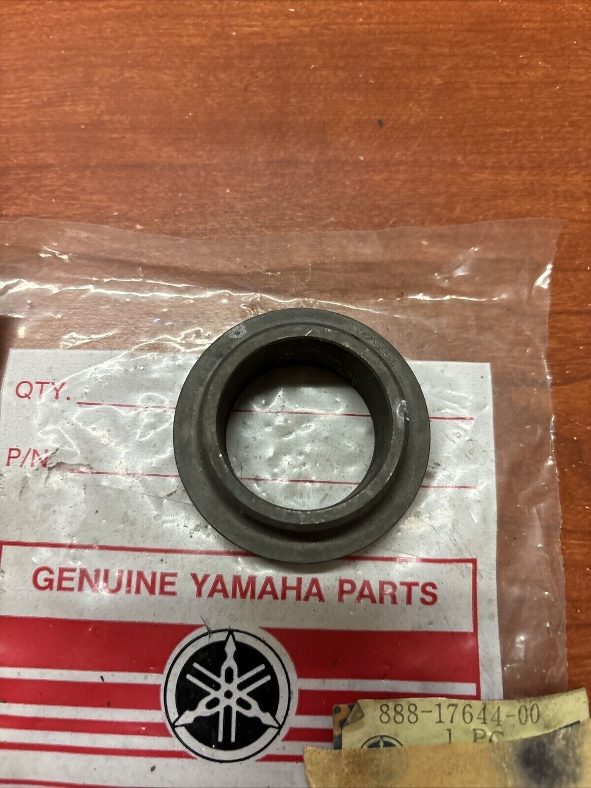 NOS Yamaha EX340 EX440 GPX338 GPX433 SPRING SEAT 888-17644-00-00 Y177