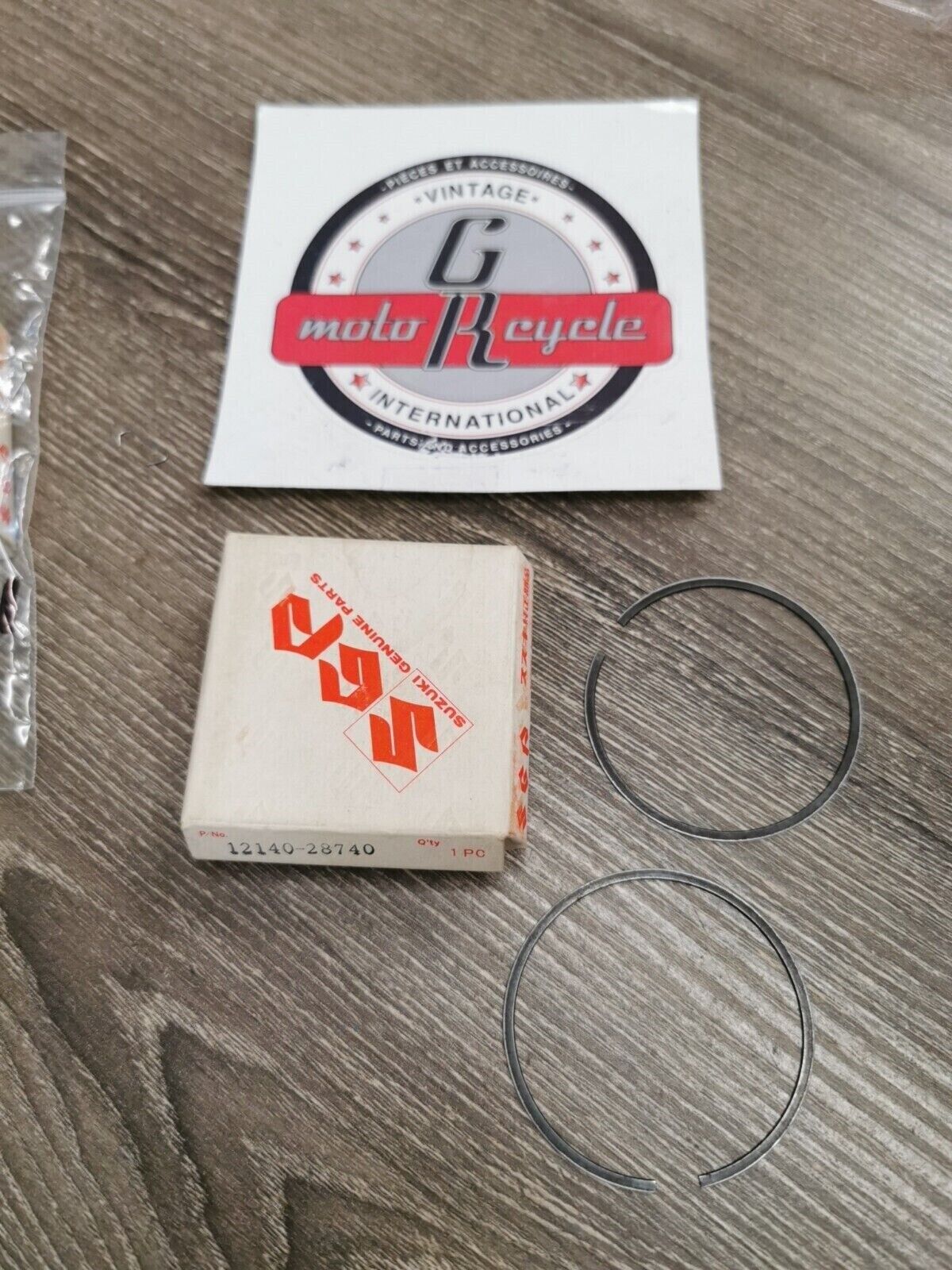 NOS SUZUKI RM125 TS125 1975 RING SET 12140-28740 SUB BY 12140-28021 S24