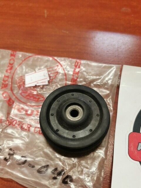 NOS Honda CB125 CD125K CL125 SS125A CAM CHAIN GUIDE ROLLER 14610-230-040 H93