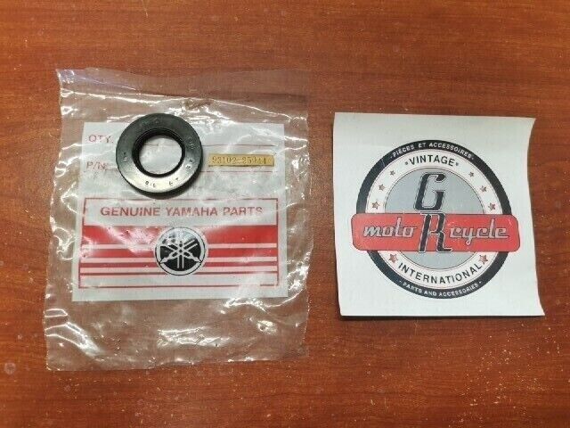 NOS YAMAHA OIL SEAL 93102-25044-00 Y67