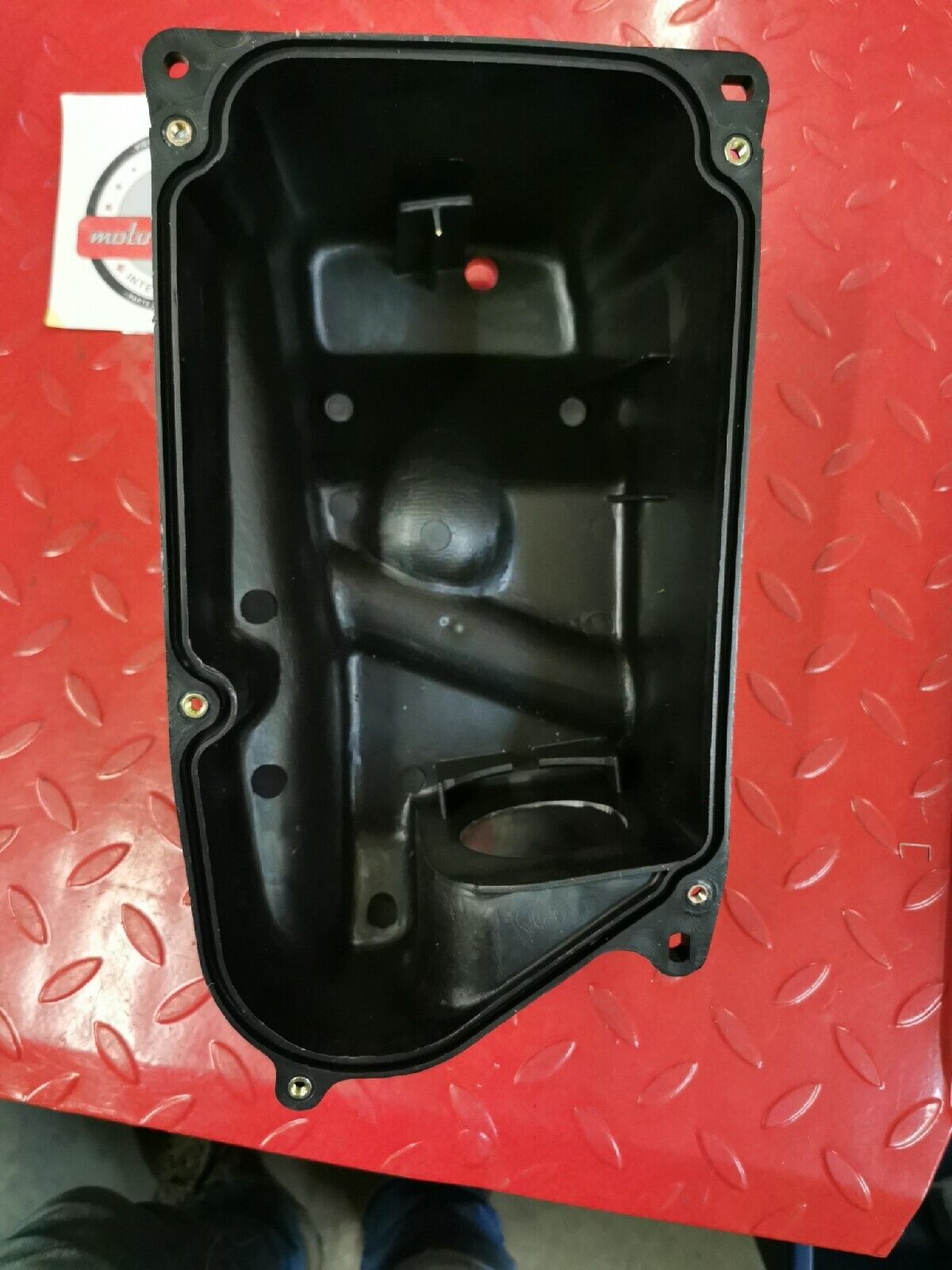 NOS YAMAHA YFM350   CASE AIR CLEANER  Superseded by 1UY-14411-02-00  Y53