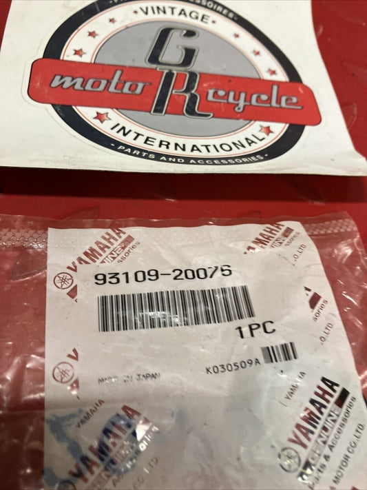 NOS YAMAHA OIL SEAL 93109-20076-00 Y67