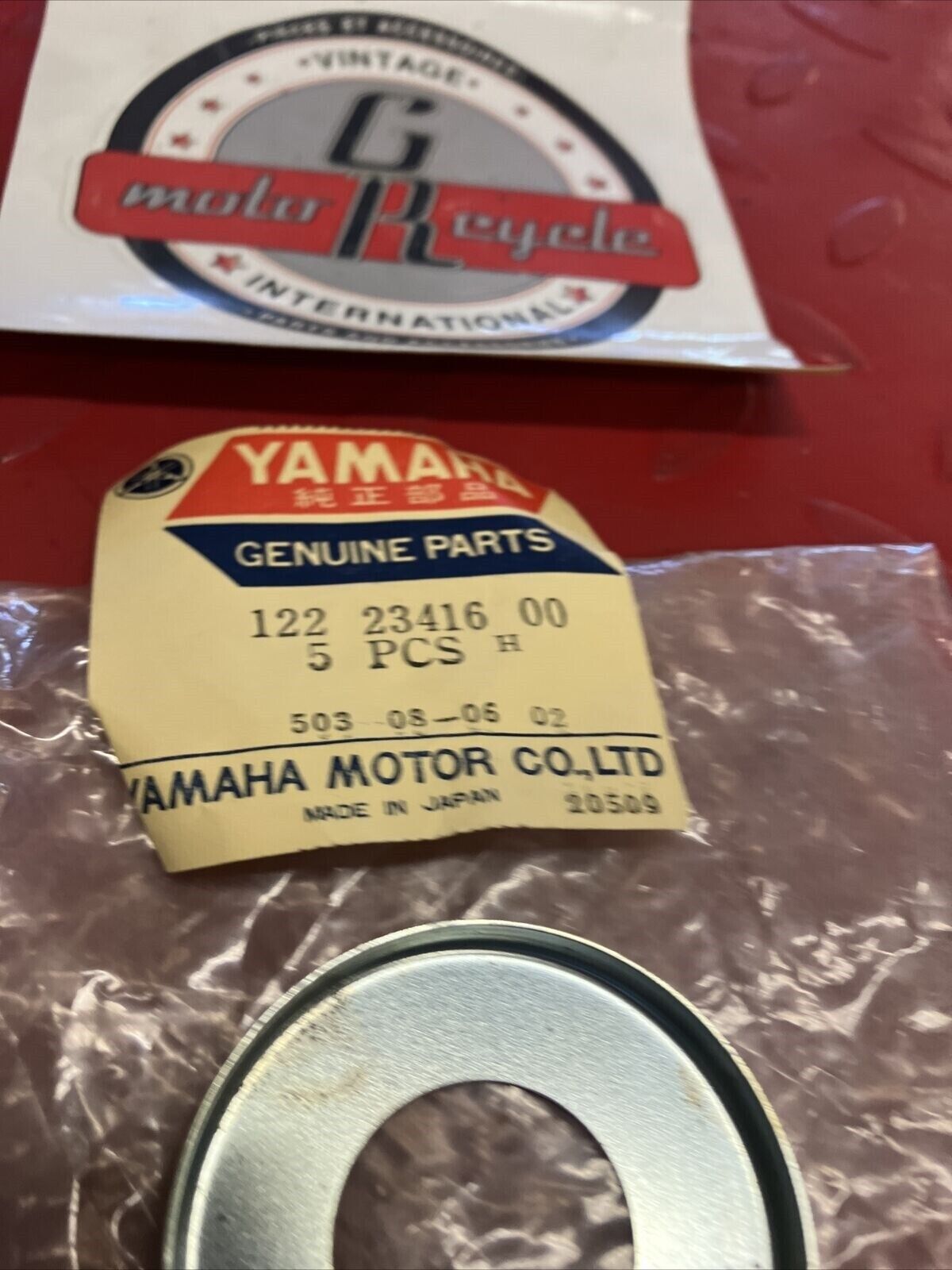 NOS YAMAHA BALL RACE COVER 122-23416-00-00 Y62