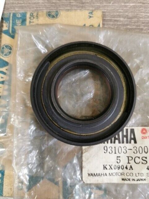 NOS YAMAHA IT250F IT400F MX250B DT400C YZ490 YZ250N OIL SEAL 93103-30092-00 Y159