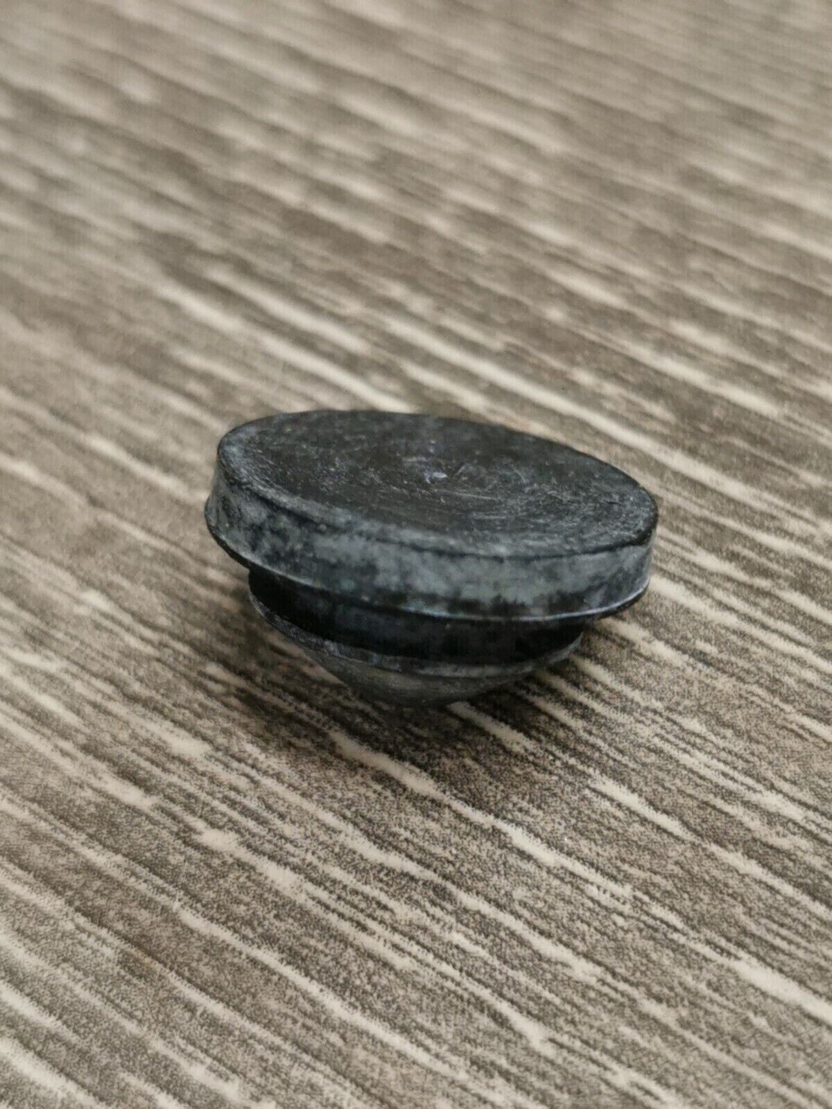 NOS HONDA NRX1800 VT1300CS VT1300CT VFR1200F SEAT SIDE RUBBER 77212-965-000 H50