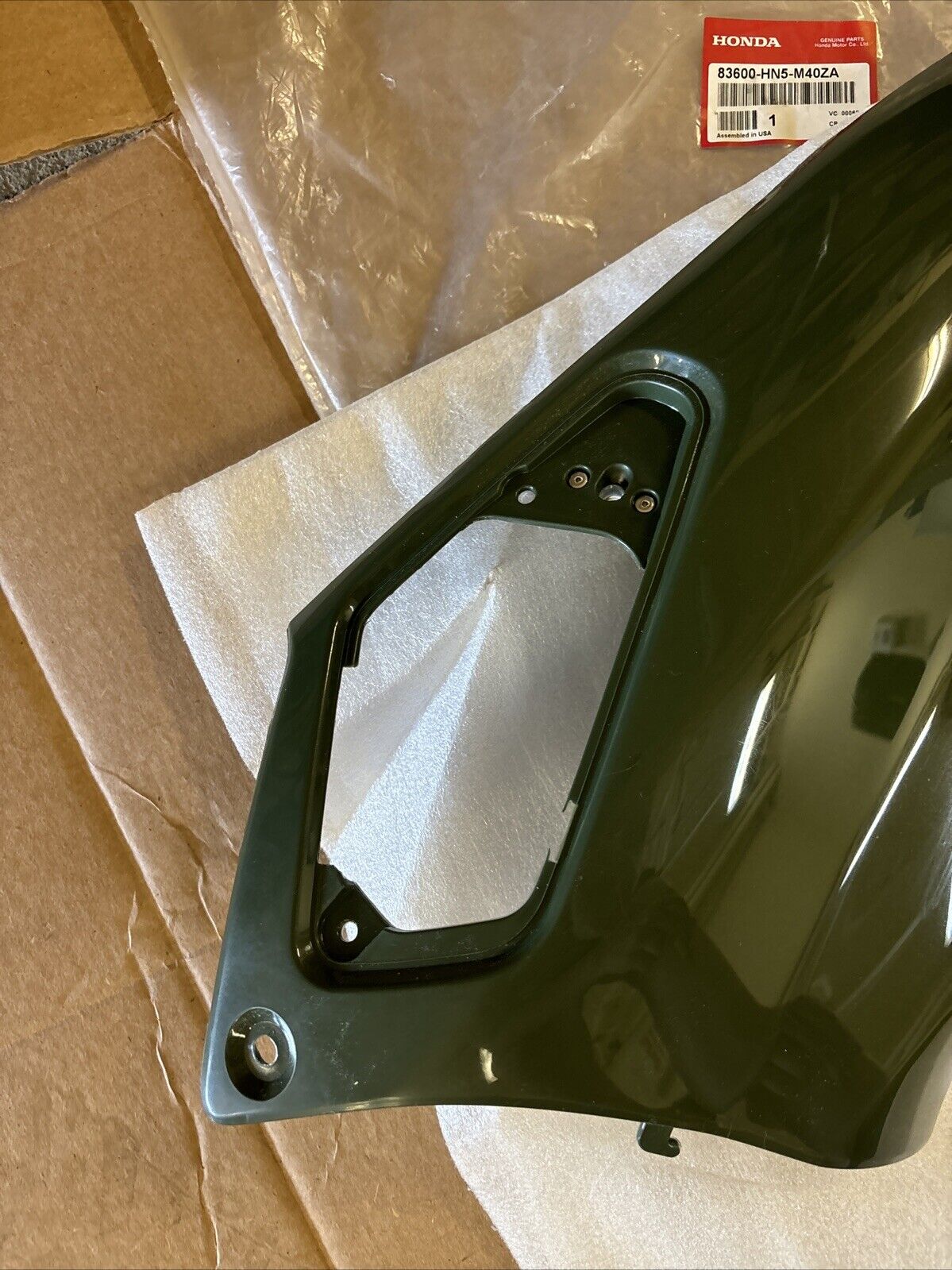 NOS HONDA 2004 - 2006 TRX350 LEFT TANK SIDE COVER 83600-HN5-M40ZA