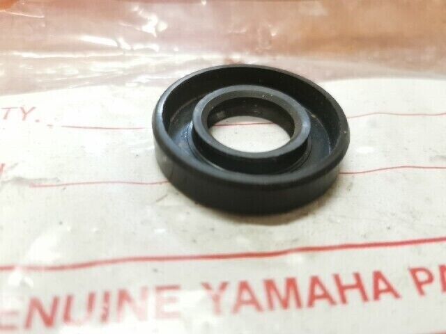 NOS Yamaha OIL SEAL (18X37X8) 93102-18008-00 Y166