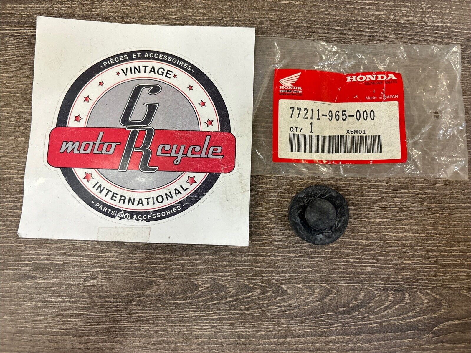 NOS Honda GL1800 A TRX200 D SEAT STOP RUBBER 77211-965-000 H134