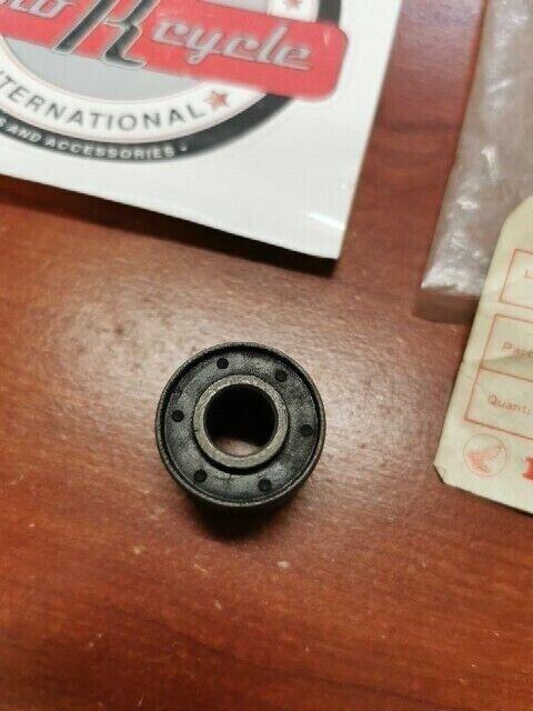 NOS Honda CB160 CB175 CL160 CL175 REAR WHEEL DAMPER BUSHING 41241-222-000 H69