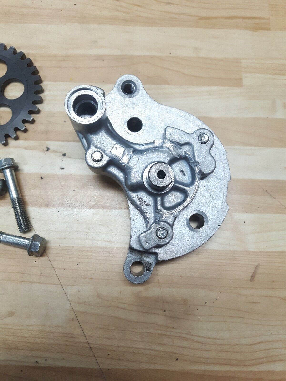 Honda XR200R 1984 oil pump gear housing shaft body cover