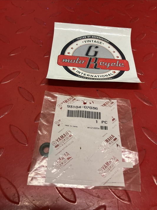 NOS YAMAHA OIL SEAL 93104-07036 Y61