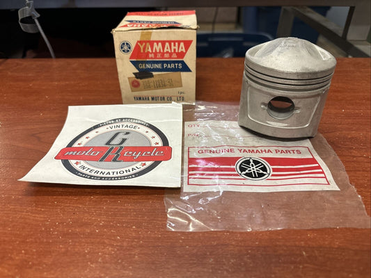 NOS Yamaha PISTON O/S 0.50 256-11631-21 / 256-11636-01 SUB 256-11636-02-00 Y176