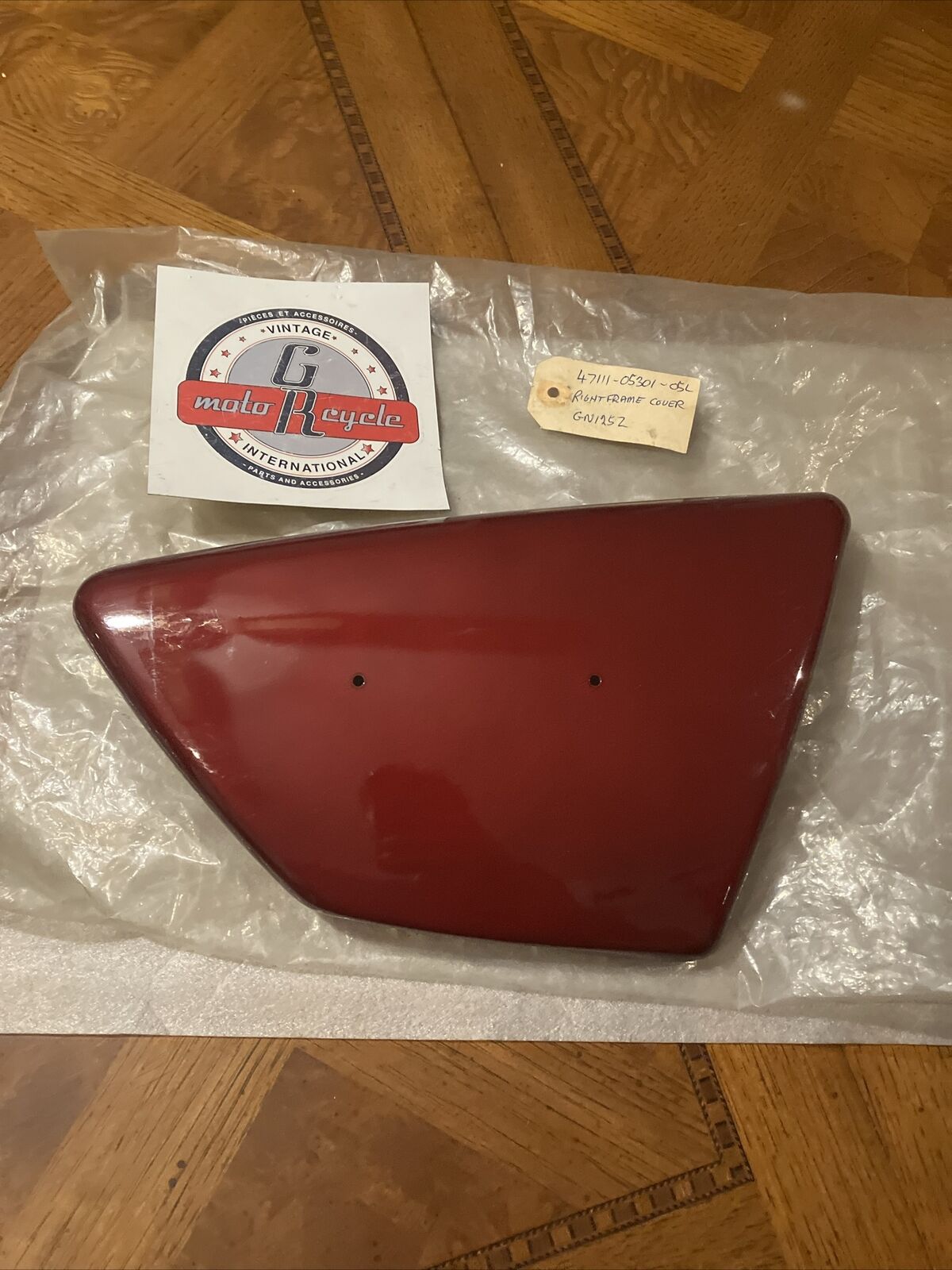 NOS Suzuki GN125 1982 1983 RIGHT SIDE COVER PANEL 47111-05301-05L S34