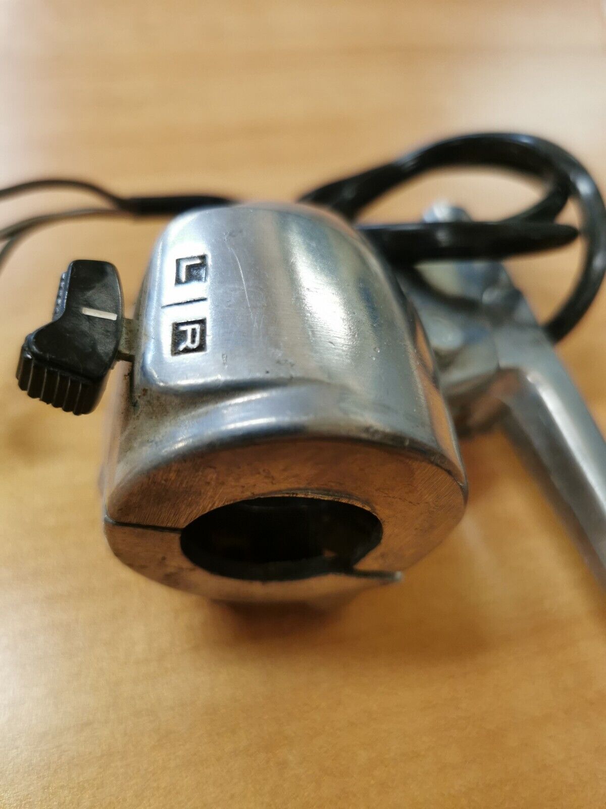 NOS YAMAHA LEVER HOLDER ASSEMBLY RIGHT  218-82920-00-00 Y38