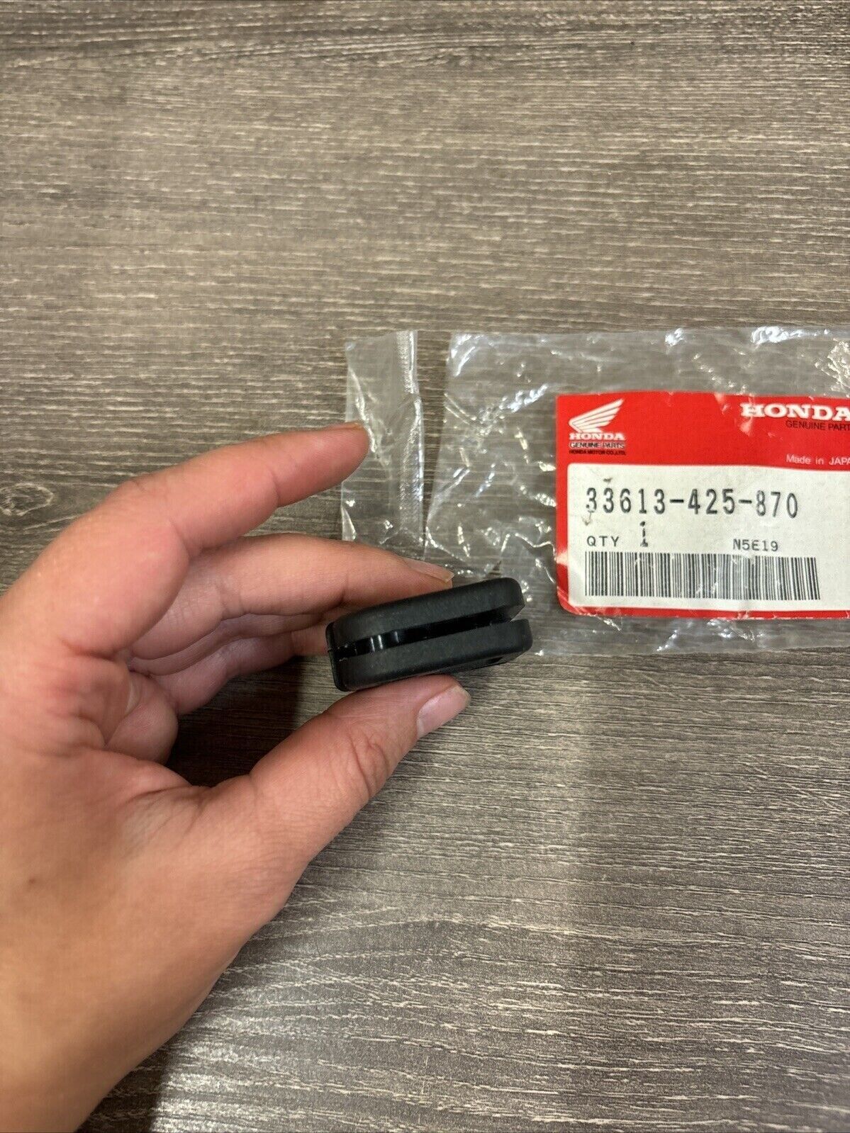 NOS Honda 1979 CB750L REAR WINKER MOUNT RUBBER 33613-425-870 H118