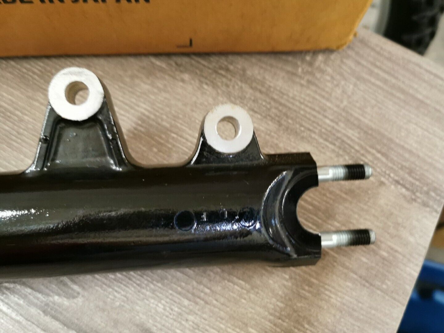 NOS HONDA VF500F INTERCEPTOR 1985 FORK LEG RIGHT BOTTOM  51421-MF2-013 H43