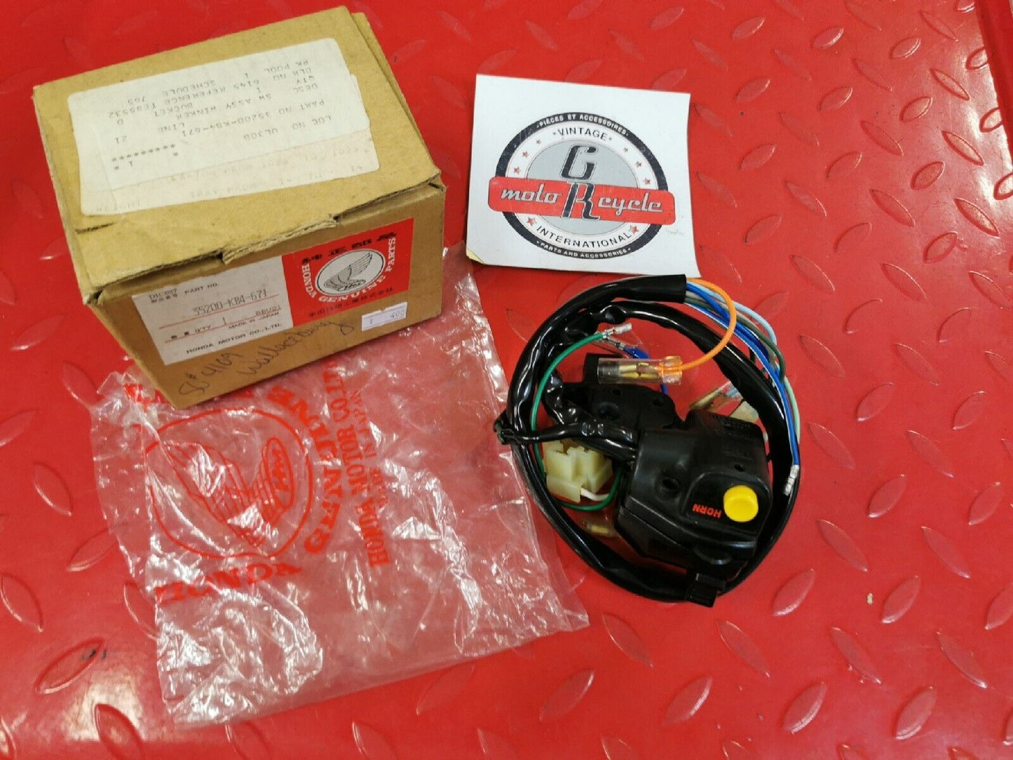 NOS HONDA CM250C CM125C 1982 - 1983  SW ASSY WINKER 35200-KB4-671 H39