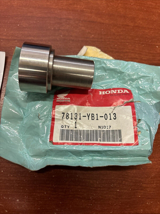 NOS Honda WT20 SLEEVE 78131-YB1-013 H162