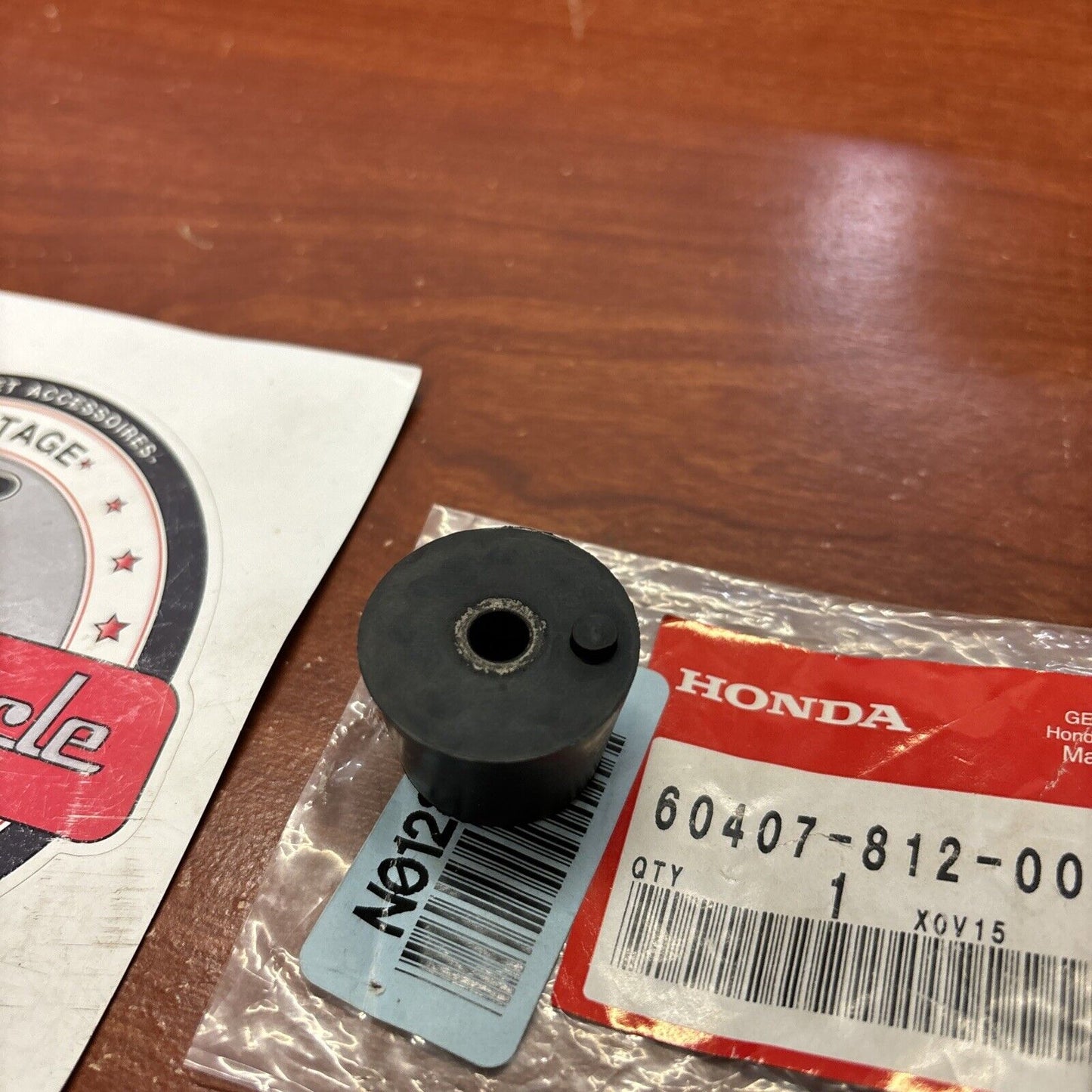 NOS Honda GX120 K1 BOTTOM RUBBER 60407-812-000 H164